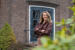 Elma Soeten-Wessels Meedoen is belangrijk, elk mens is van waarde Mijn naam is Elma Soeten, getrouwd met Roelof en samen hebben we drie zonen en twee pleegzonen. Ik werk als teamleider in het sociaal domein van de gemeente Almelo en ik ben trouwambtenaar in Hardenberg en Ommen. Ik ben actief in het verenigingsleven en in onze kerk. Sinds de zomer van 2022 ben ik fractievoorzitter van het CDA Hardenberg. Meedoen is belangrijk, elk mens is van waarde en iedereen mag er zijn op ieders eigen manier. Laten we omkijken naar elkaar. De leefbaarheid in alle kernen, zorg, gezondheid, welzijn en veiligheid zijn thema’s waar ik me graag voor inzet.